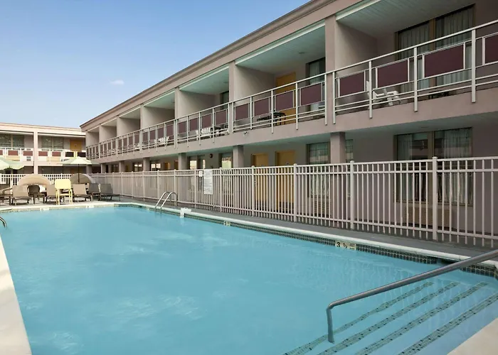 Ramada By Wyndham Rockville Centre