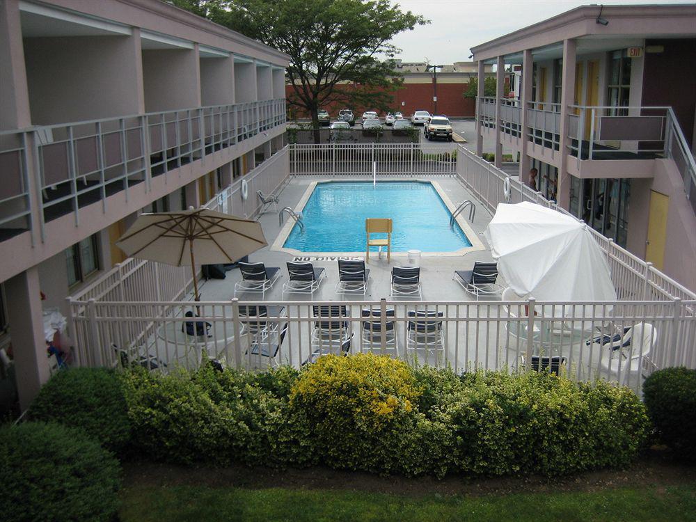 Ramada By Wyndham Rockville Centre